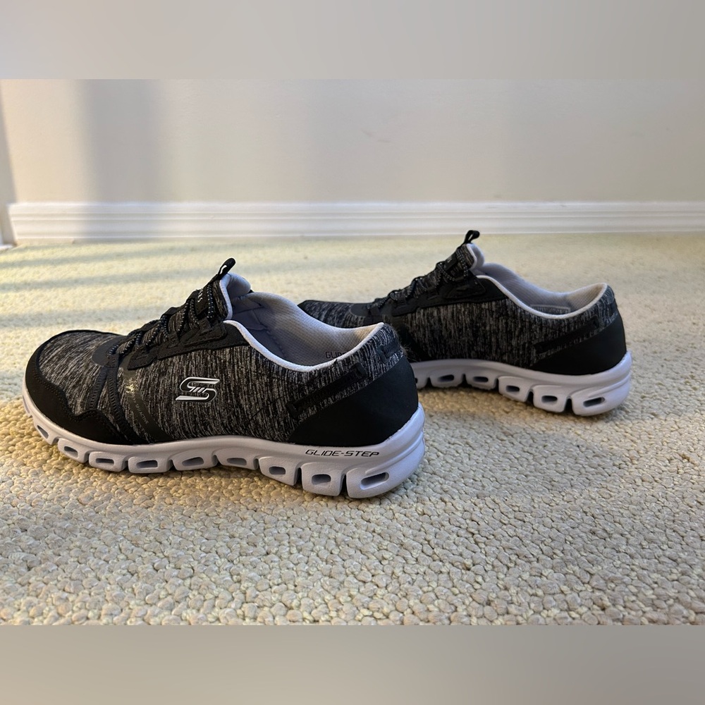 Skechers Women’s Glide Step Sneakers size 7.5
